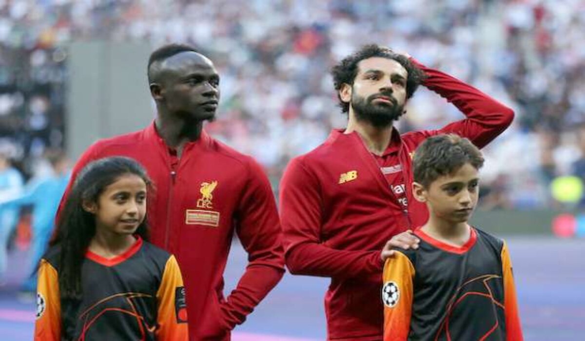 لماذا يرافق اللاعبون الأطفال في مباريات كرة القدم؟