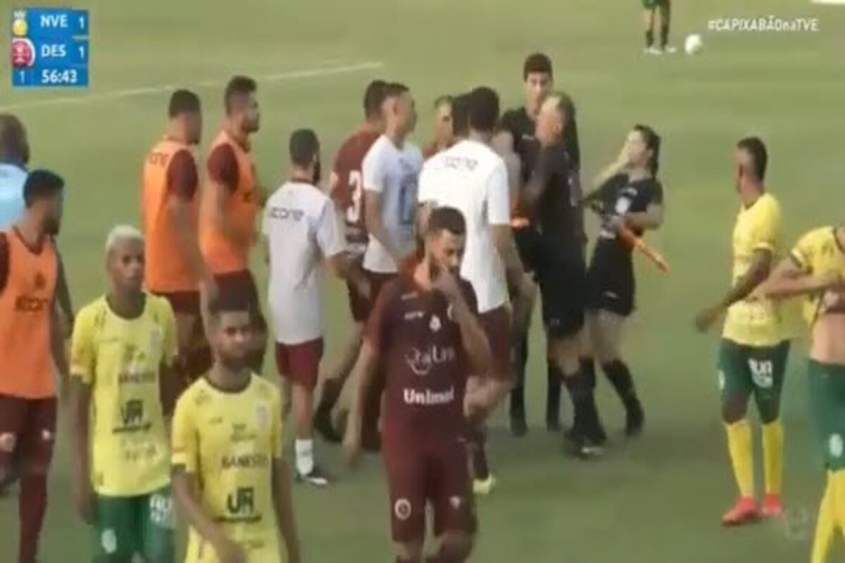 مدرب درجة خامسة في البرازيل يضرب مساعدة الحكم .. فيديو