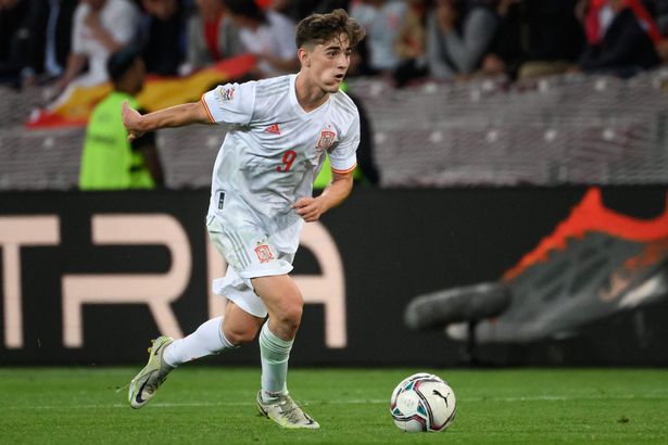 بيب جوارديولا يراقب خلافات جافي وبرشلونة حول عقد اللاعب الجديد