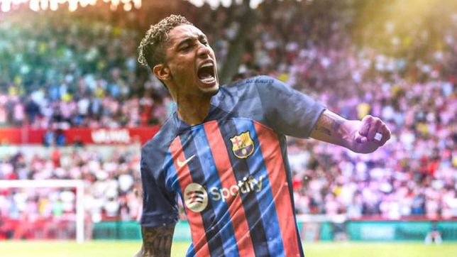 برشلونة يؤكد التعاقد مع رافينها لاعب ليدز يونايتد