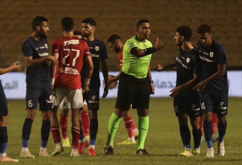 حكام مباريات غدًا السبت في الدوري المصري.. طاقم أجنبي لمباراة الأهلي وبيراميدز والصباحي لمباراة الزمالك والغزل