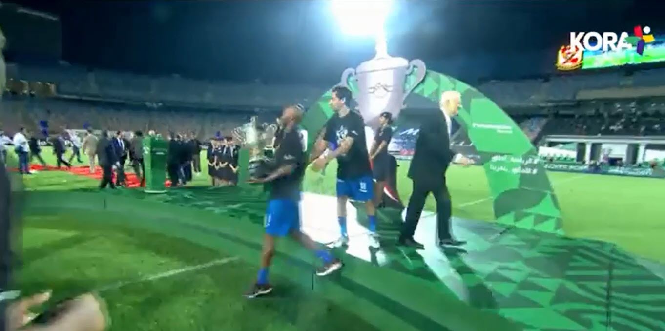 شيكابالا يكرم أيمن حفني علي مسيرته ويشاركه رفع كأس مصر.. فيديو