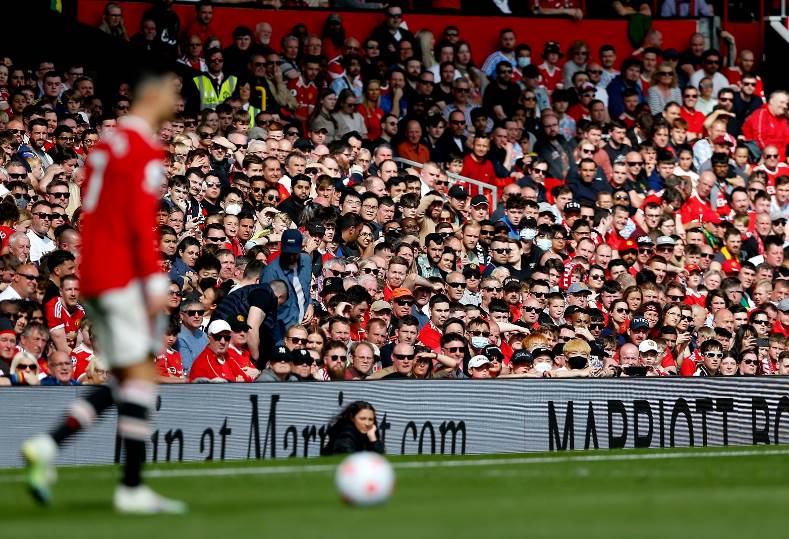 كريستيانو رونالدو يقرر البقاء في مانشستر يونايتد بعد رفضه من الجميع