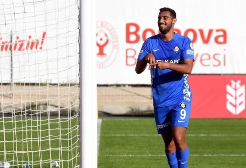 بند غير قانوني .. خبير لوائح ينتقد الأهلي في وضع شرط عودة أحمد ريان