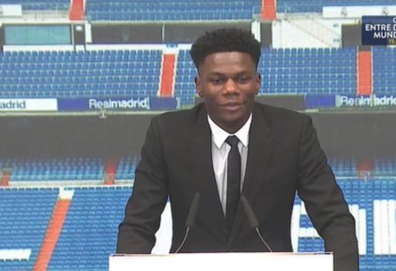 جماهير ريال مدريد تتغني بتشواميني خير بديل لكاسميرو