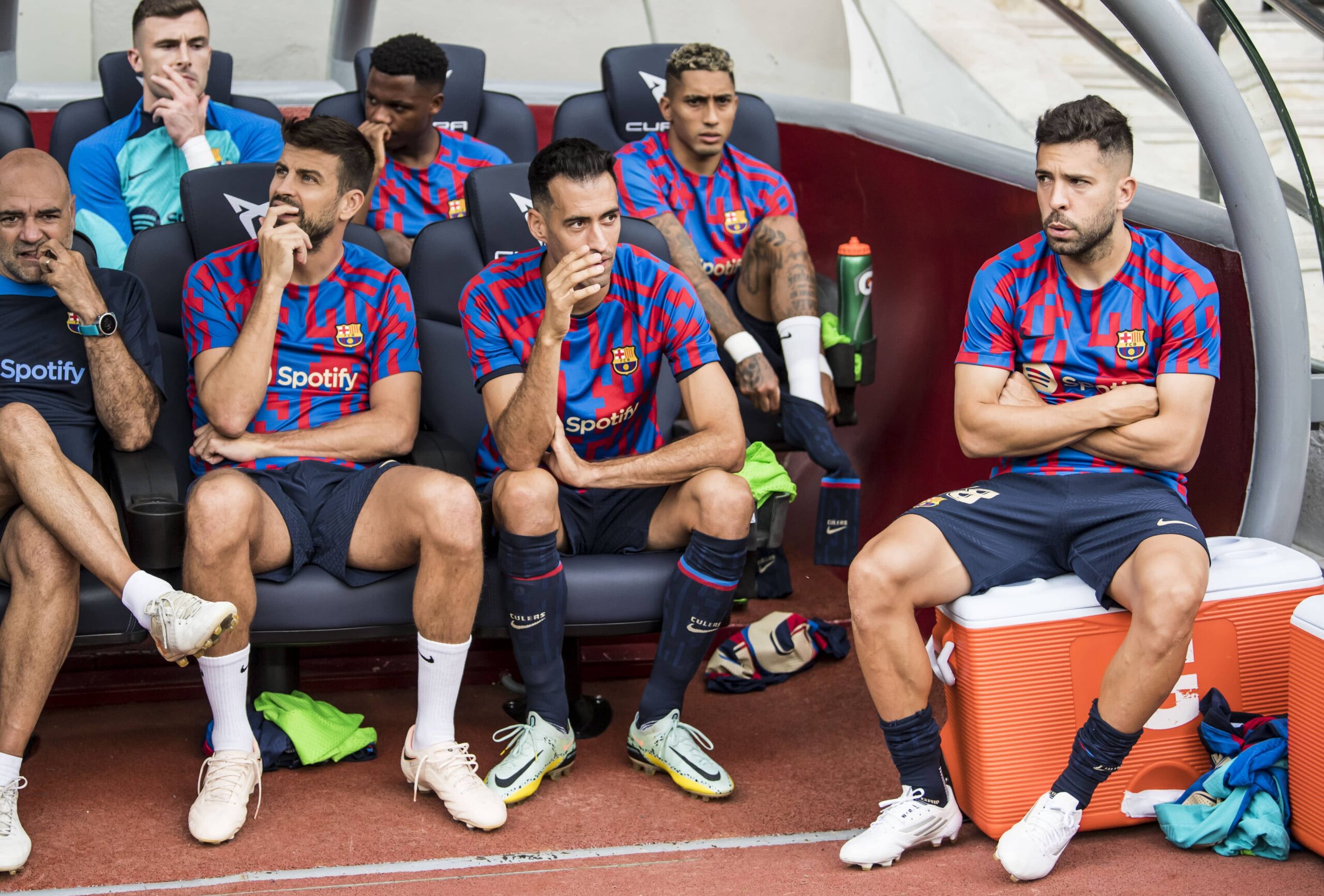 رحيل قادة برشلونة الثلاثة هو حل الفريق الوحيد .