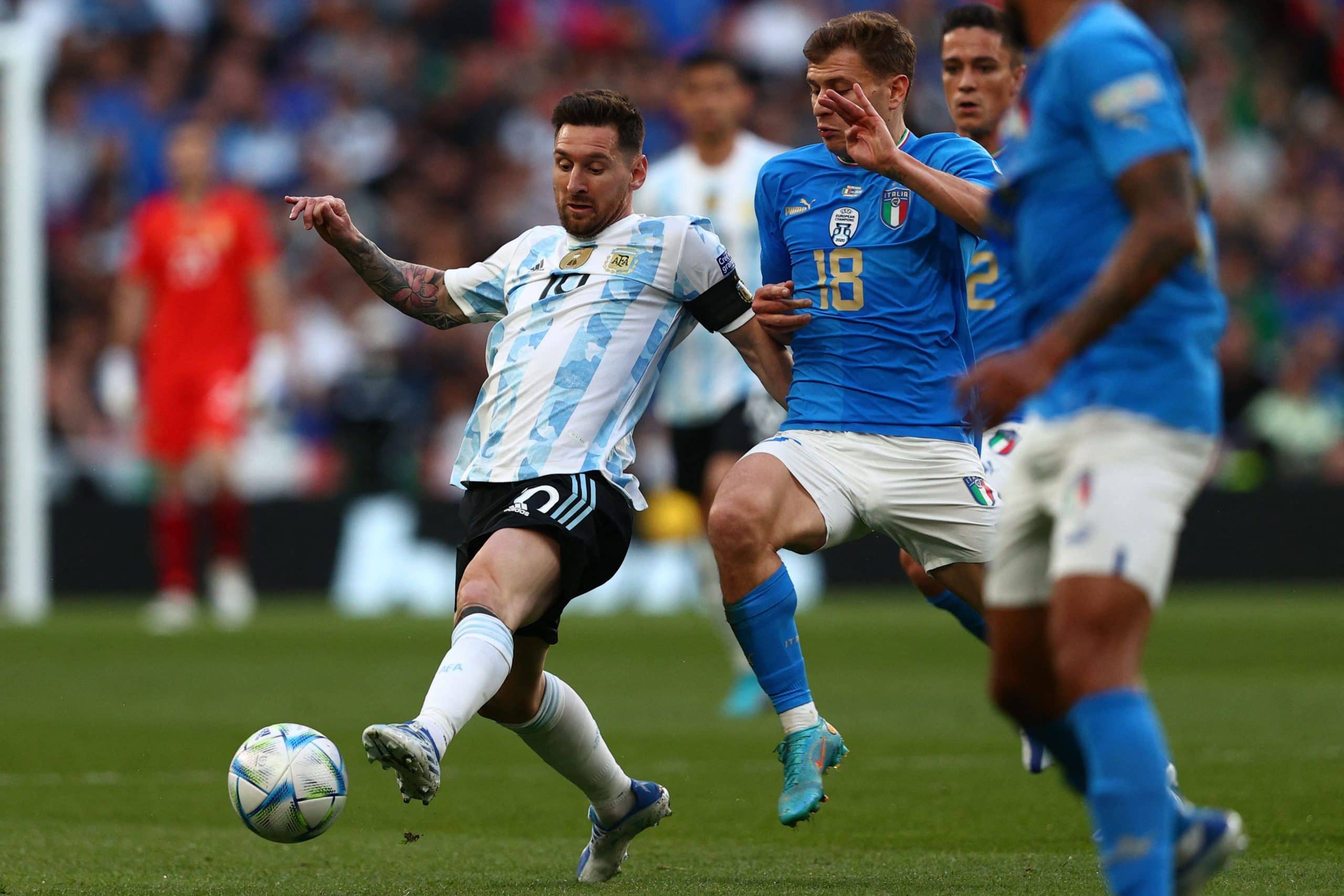 سكالوني يتسبب بأزمة لأندية الدوري الانجليزي .