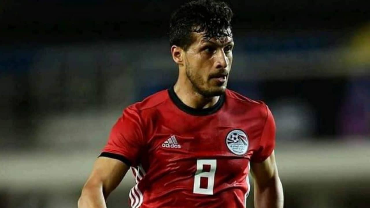 طارق حامد فخورا بعد أرتداء شارة قيادة المنتخب.