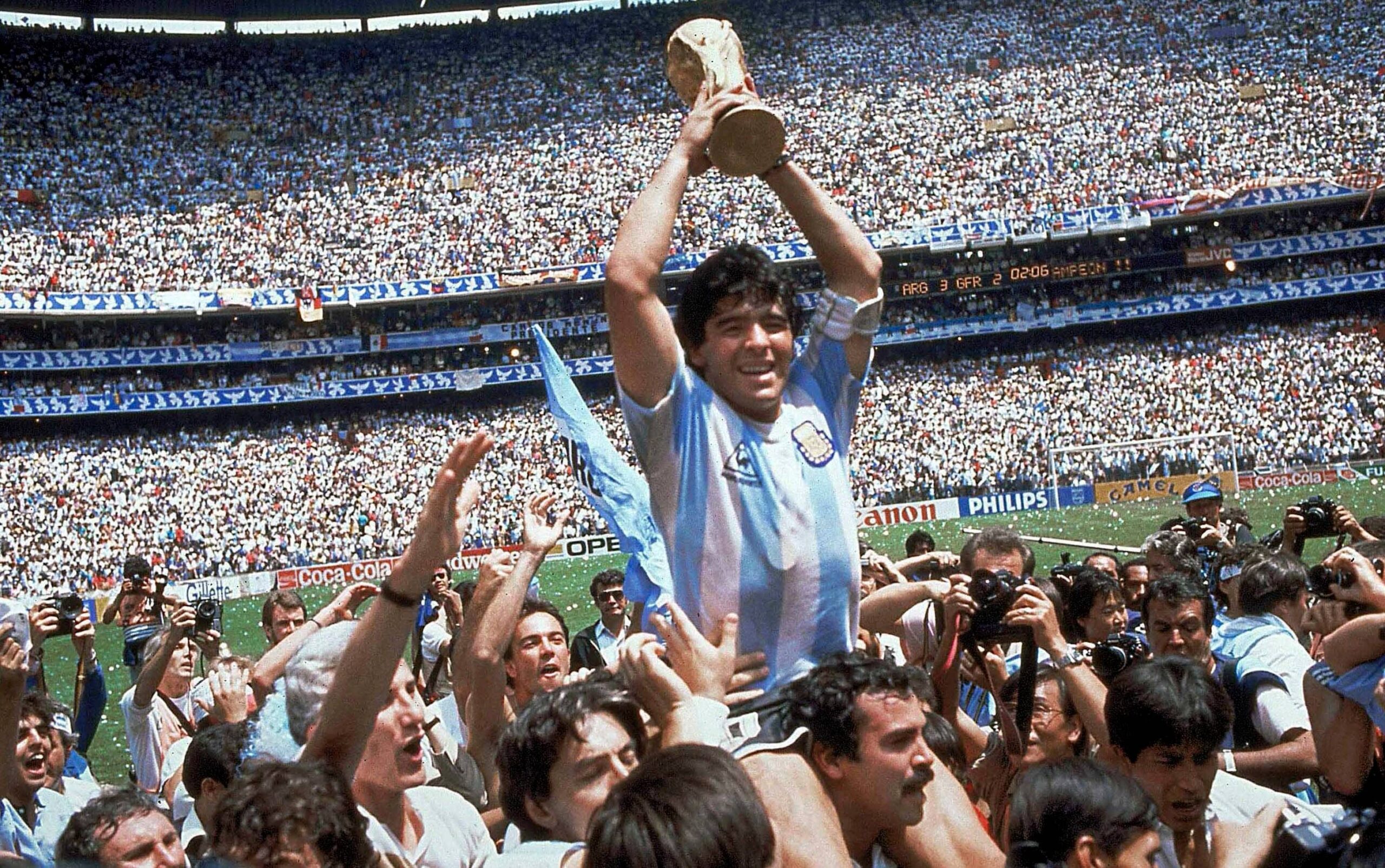 مارادونا نجم الارجنتين التاريخي وبطل كأس العالم عام 1986