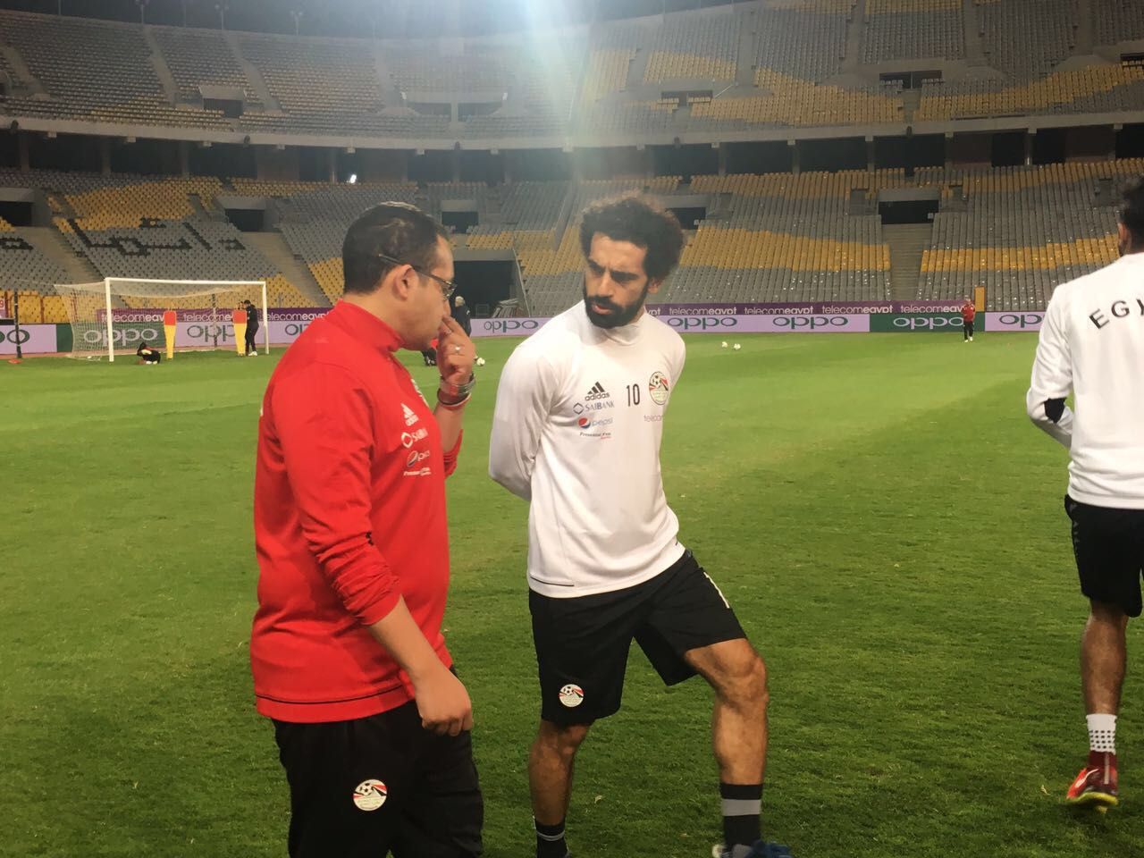 محمد أبو العلا طبيب المنتخب المصري يكشف كواليس إصابة أكرم توفيق والشناوي