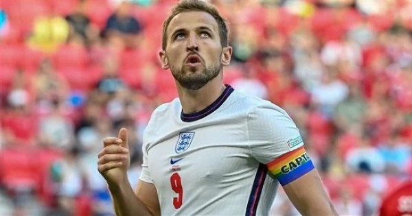 فيفا تمنح قائد منتخب إنجلترا من دعم الشواذ