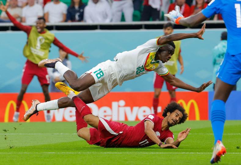 هل يؤثر فشل قطر في الصعود على أجواء البطولة وأرقام قياسية رغم الهزيمة