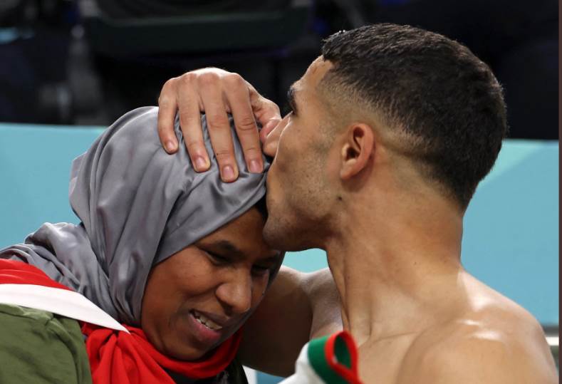 الإصابة قد تبعد حكيمي عن المنتخب المغربي في كأس العالم وتقارير لعب مباراة كرواتيا مصابًا