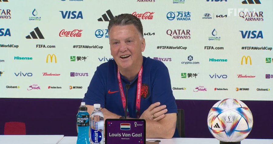 مفاجأة..مدرب هولندا يعانق صحفيا سنغاليا بعد تعليق مفاجئ