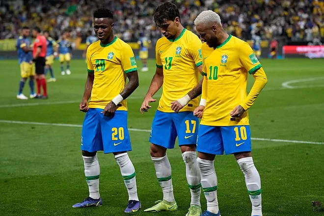 لماذا أطلق على منتخب البرازيل لقب الكانارينهو "الكناري" ولماذا يرتدون القمصان الصفراء؟