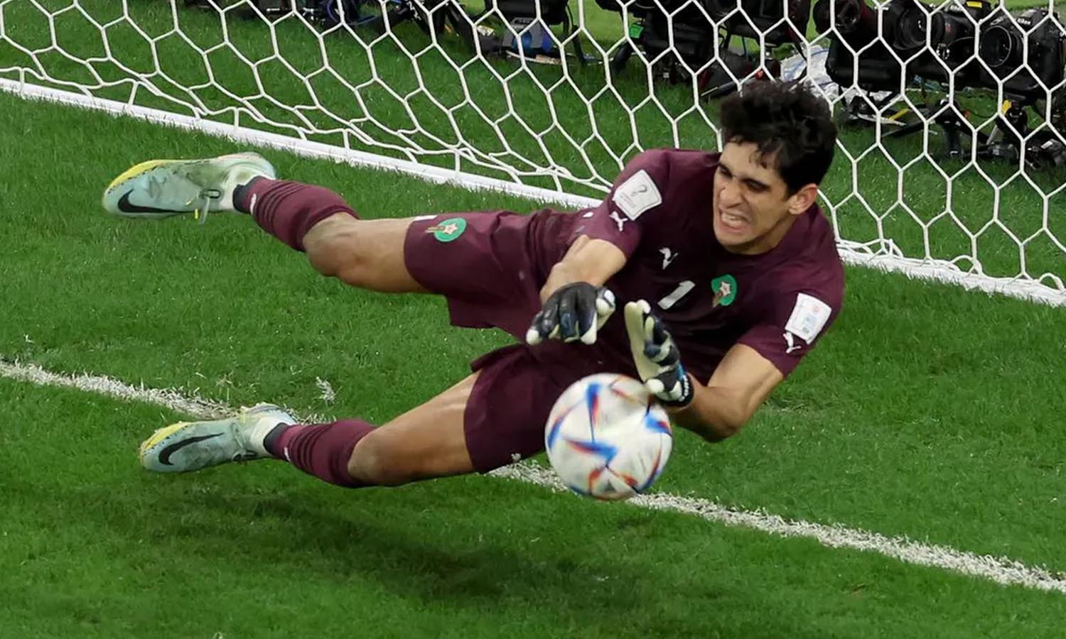 حقيقة مفاوضات برشلونة وياسين بونو بعد التألق في كأس العالم قطر 2022