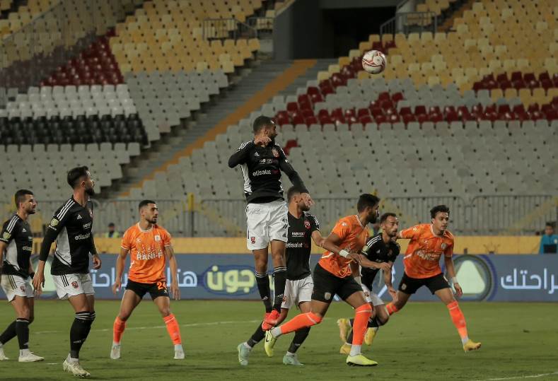 الأهلي ينتصر علي فاركو بثنائية في اللحظات الاخيرة ويحافظ علي صدارة الدوري الممتاز