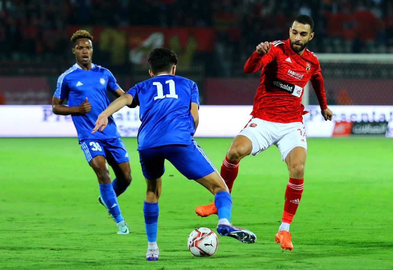 الأهلي يلحق بالزمالك ويقع في فخ التعادل أمام سموحة بالدوري الممتاز