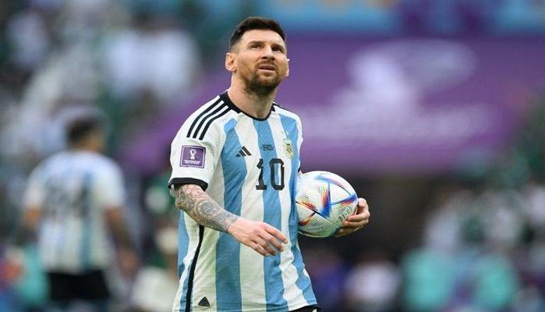 صدمة للأرجنتين..ميسي قد يغيب عن مواجهة كرواتيا بنصف نهائي كأس العالم قطر 2022
