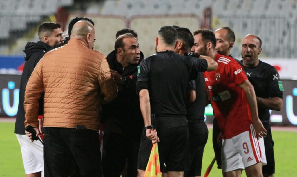 الأهلي يدرس فرض عقوبات علي اللاعبين والجهاز الفني بسبب الاعتراضات أمام المصري