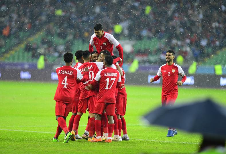 عمان يكتسح اليمن بثلاثية ويقصيه من بطولة خليجي 25