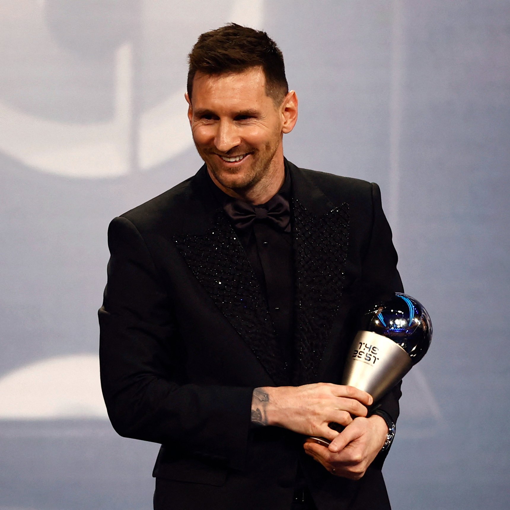 ليونيل ميسي يحصد جائزة أفضل لاعب في العالم