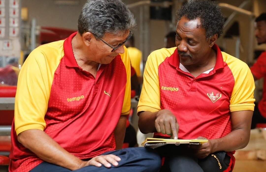 الأرقام ليست مبشرة..تاريخ مواجهات الزمالك أمام مدرب المريخ هيرون ريكاردو