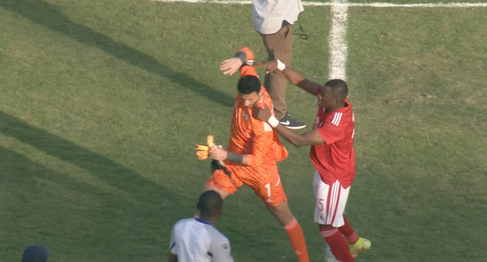 أول رد رسمي من لجنة الانضباط بـالكاف بشأن أزمة مباراة الأهلي والهلال