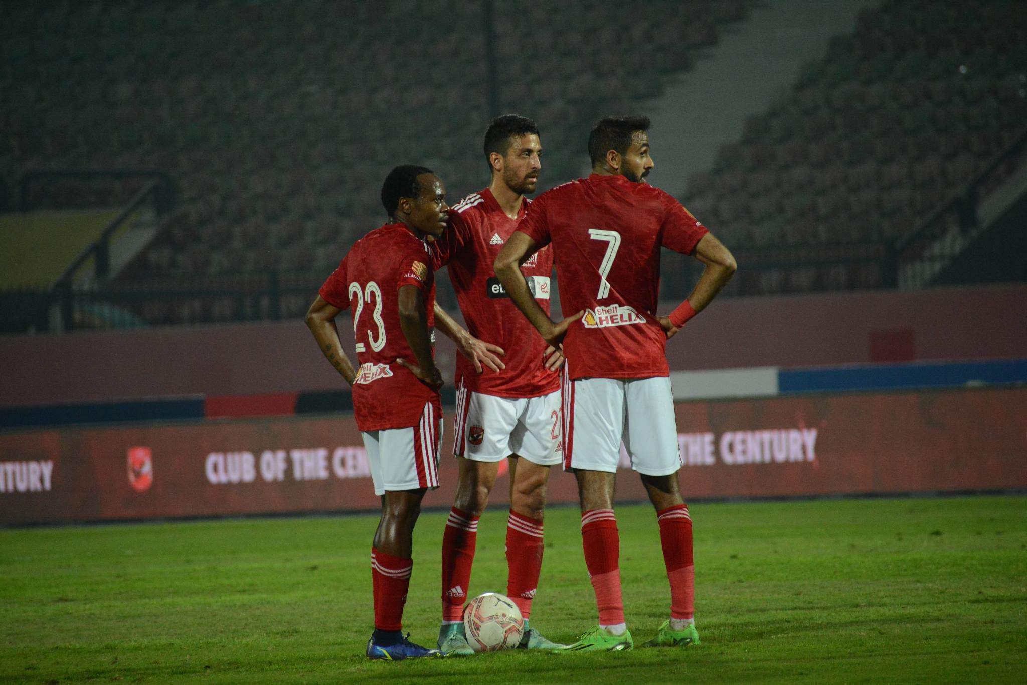 الأرقام في صالح المارد الأحمر..تعرف علي تاريخ مواجهات الأهلي والقطن الكاميروني