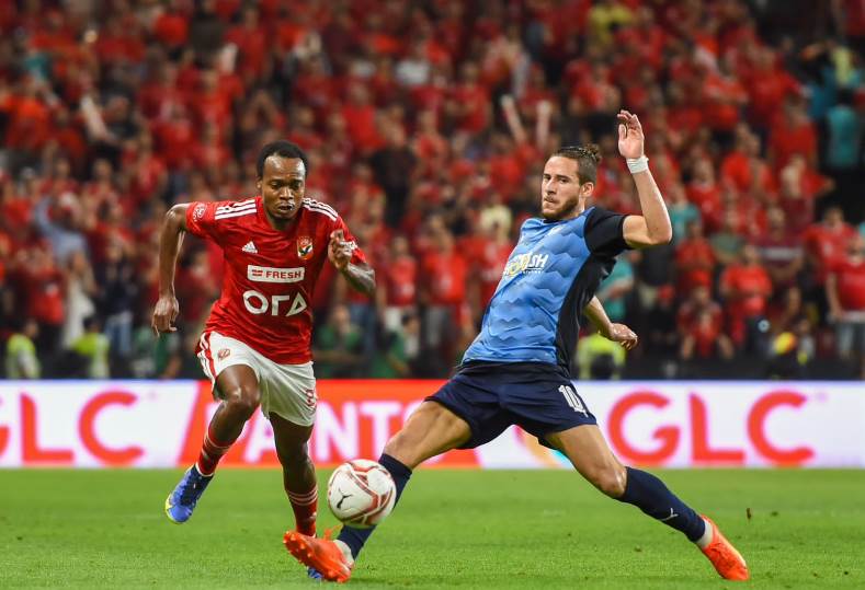 أصدرت إدارة نادي بيراميدز، قرارًا بتوقيع عقوبات مالية على الجهاز الفني واللاعبين في الفريق الأول لكرة القدم بالنادي، بعد خسارة لقب السوبر المصري أمام الأهلي. وحقق فريق الأهلي الفوز على نظيره بيراميدز، بهدف دون مقابل، في المباراة التي أقيمت على أرضية ملعب استاد محمد بن زايد بمدينة أبوظبي في الإمارات، في نهائي بطولة كأس السوبر المصري. وسجل هدف الفوز لفريق الأهلي في شباك بيراميدز، التونسي على معلول، ظهير أيسر القلعة الحمراء، عن طريق ركلة جزاء، في الدقيقة 95، من عمر الشوط الإضافي الأول، بعد أن انتهى الوقت الأصلي في المباراة بالتعادل السلبي دون أهداف. وحصد فريق الأهلي لقب كأس السوبر المصري، للمرة الثالثة عشر في تاريخه على حساب بيراميدز، خلال المباراة التي أقيمت مساء اليوم الجمعة. ويستعد الأهلي لمواجهة الترجي التونسي، في ذهاب نصف نهائي دوري أبطال إفريقيا، يوم الجمعة 12 مايو.