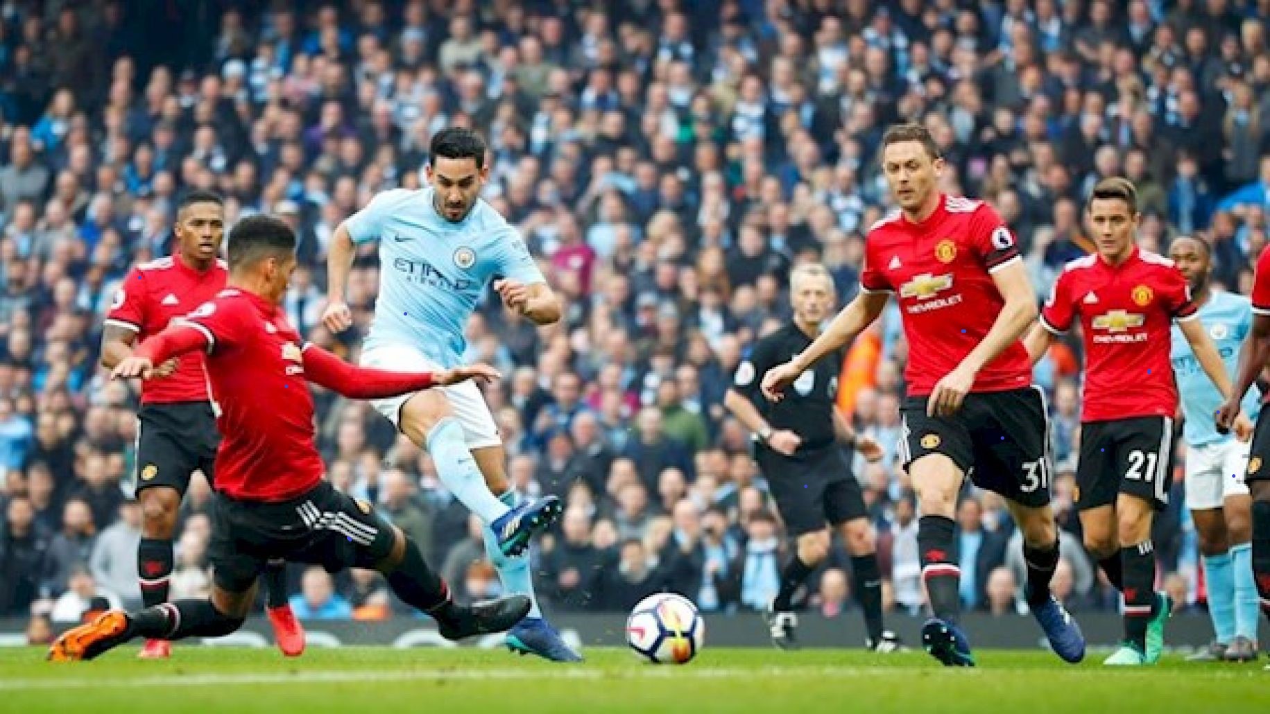 بالتردد..القنوات الناقلة لمباراة مانشستر يونايتد ومانشستر سيتي في نهائي كأس الاتحاد الإنجليزي