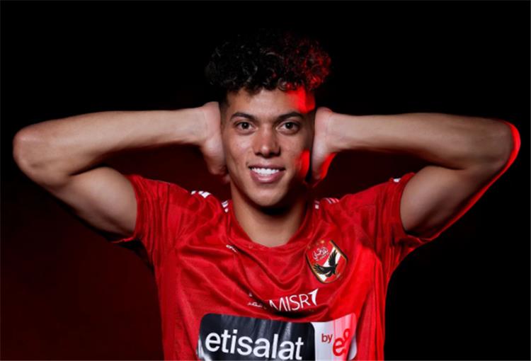 إمام عاشور لاعب النادي الأهلي