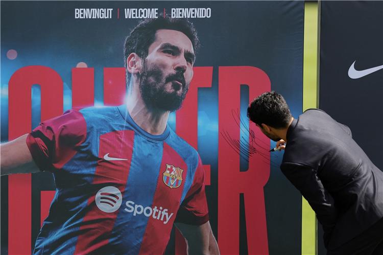 الكاي جوندوغان لاعب وسط فريق برشلونة