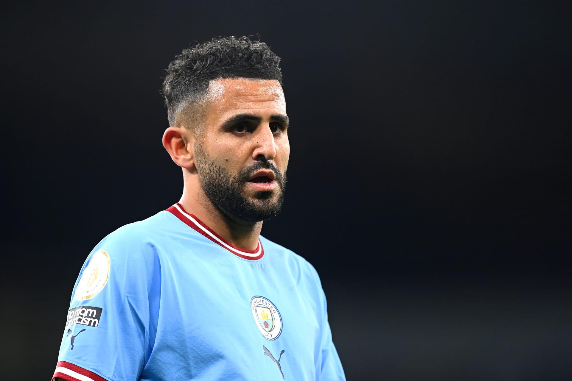 مانشستر سيتي يستعد للتفاوض مع بديل محرز من برشلونة