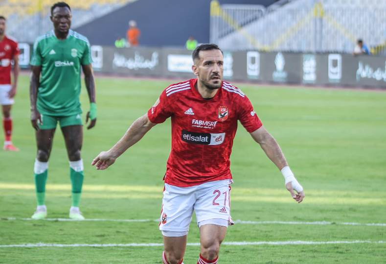 علي معلول لاعب الأهلي