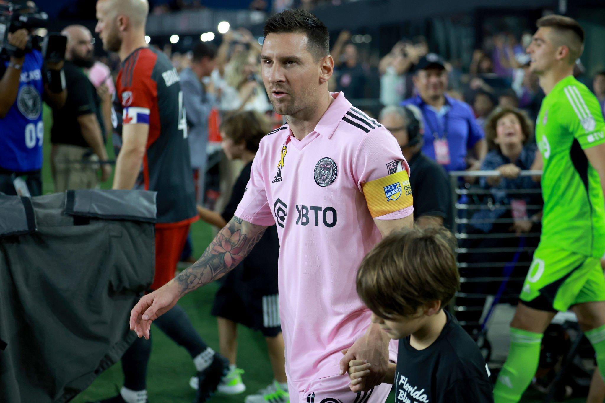 ميسي يكشف علاقته مع مبابي وسبب رحيله عن سان جيرمان