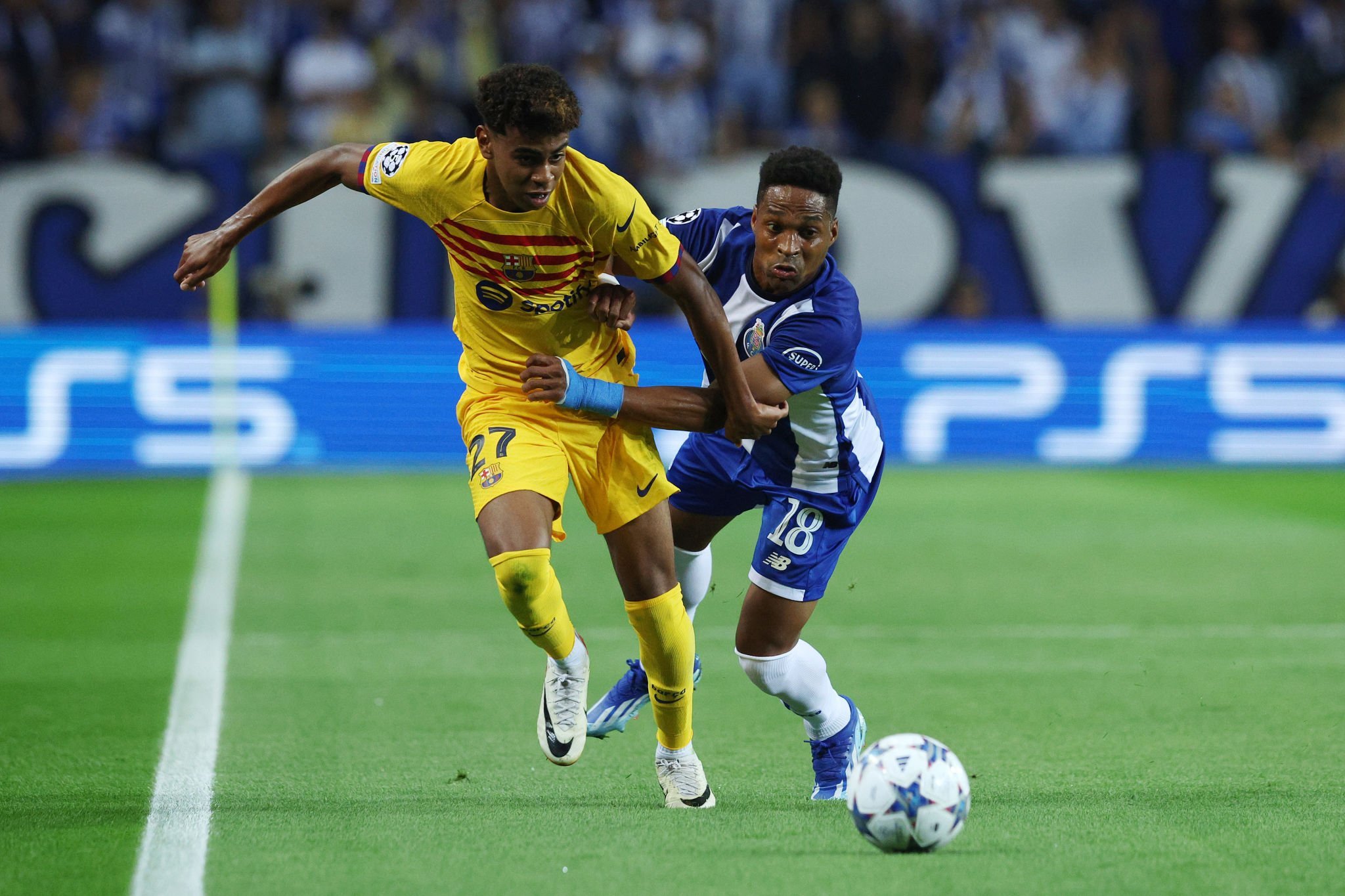 لامين يامال لاعب نادي برشلونة