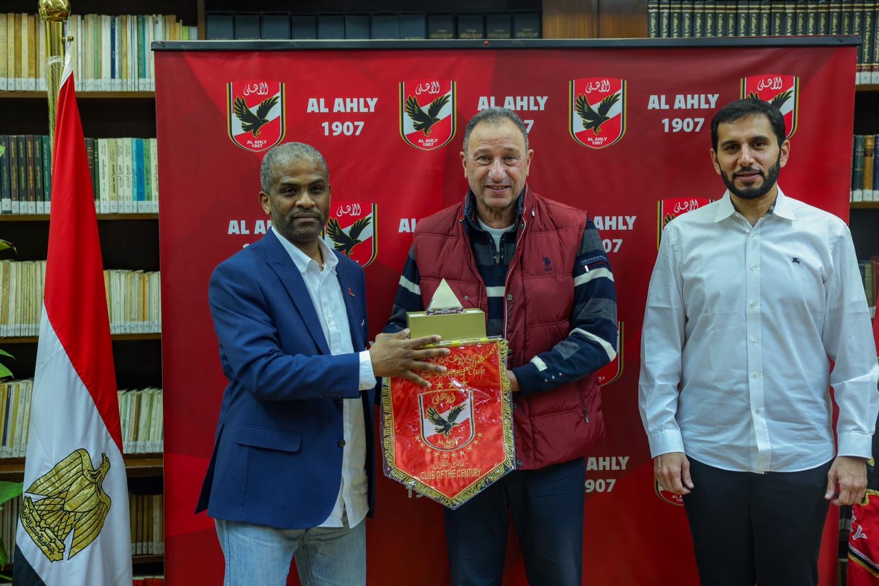 سر زيارة رئيس الاتحاد الإماراتي لمقر الأهلي وجلسته مع الخطيب