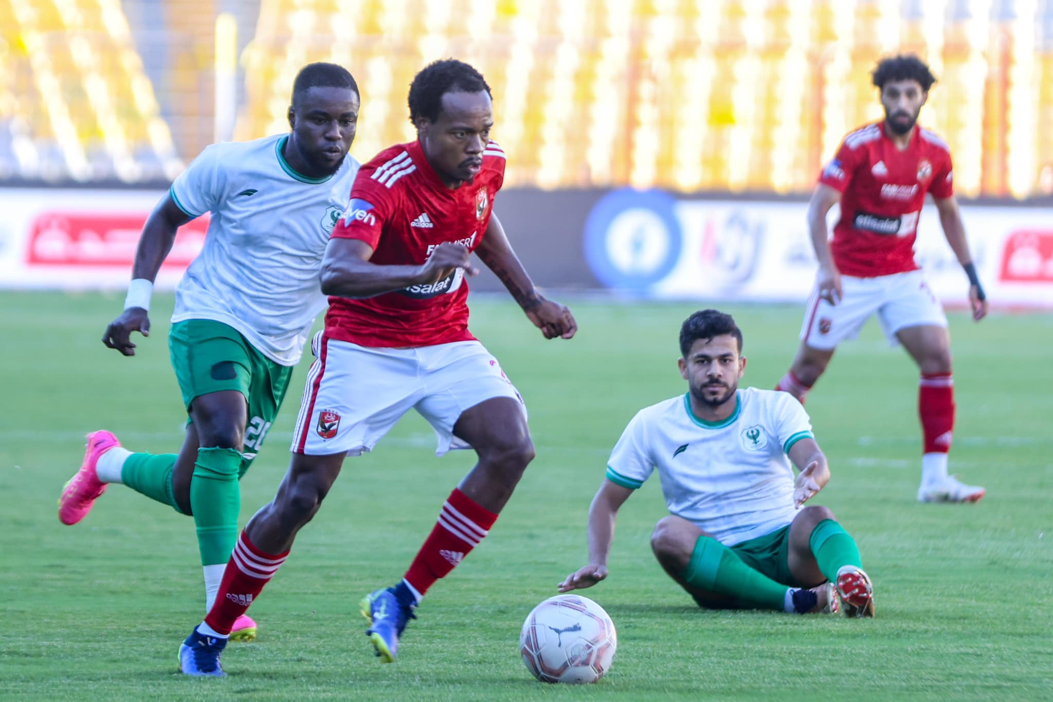 إعلامي يحسمها..حقيقة مفاوضات الاهلي للتعاقد مع مهاجم المصري في يناير المقبل