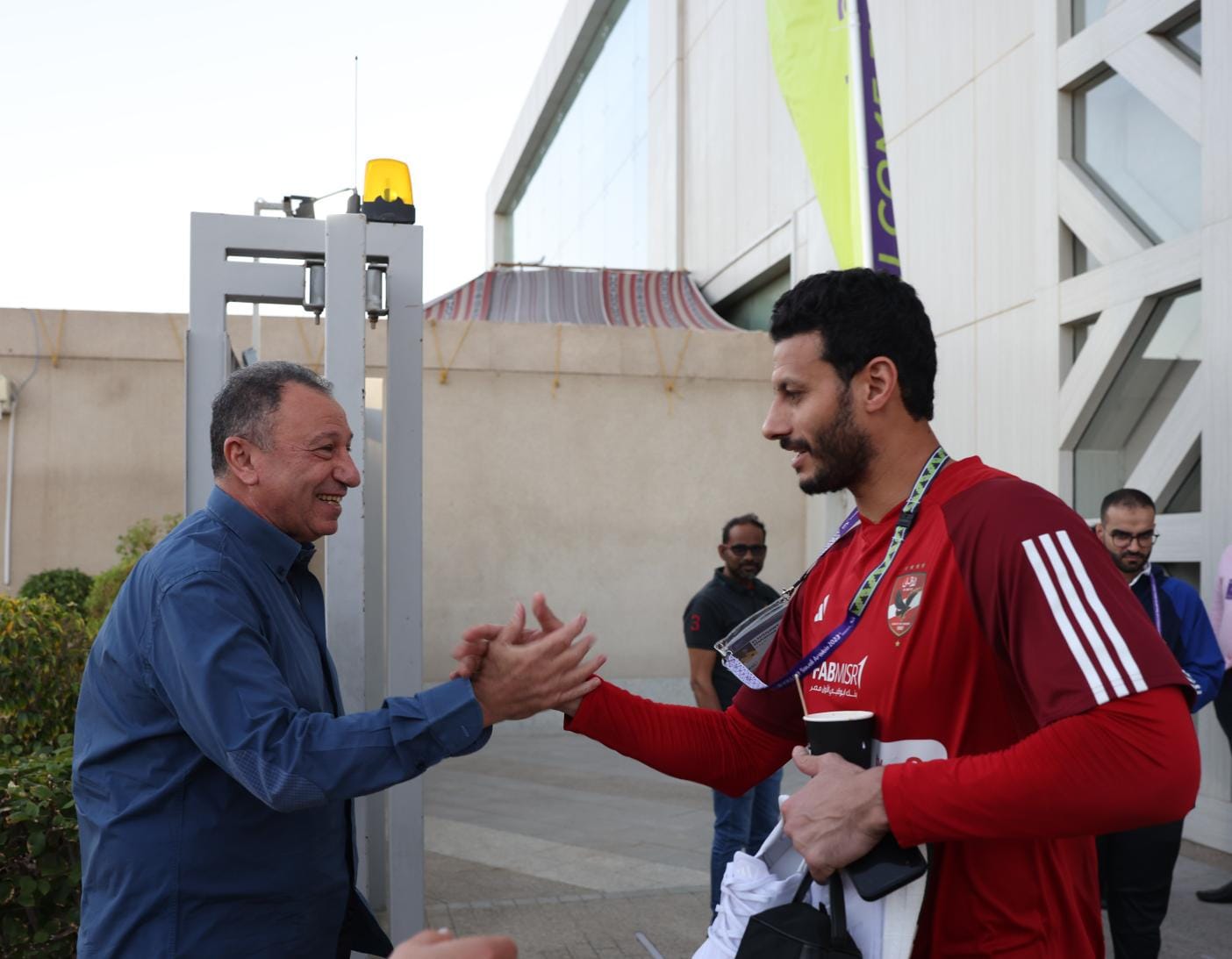 الخطيب يؤازر اللاعبين قبل مباراة اتحاد جدة في كأس العالم