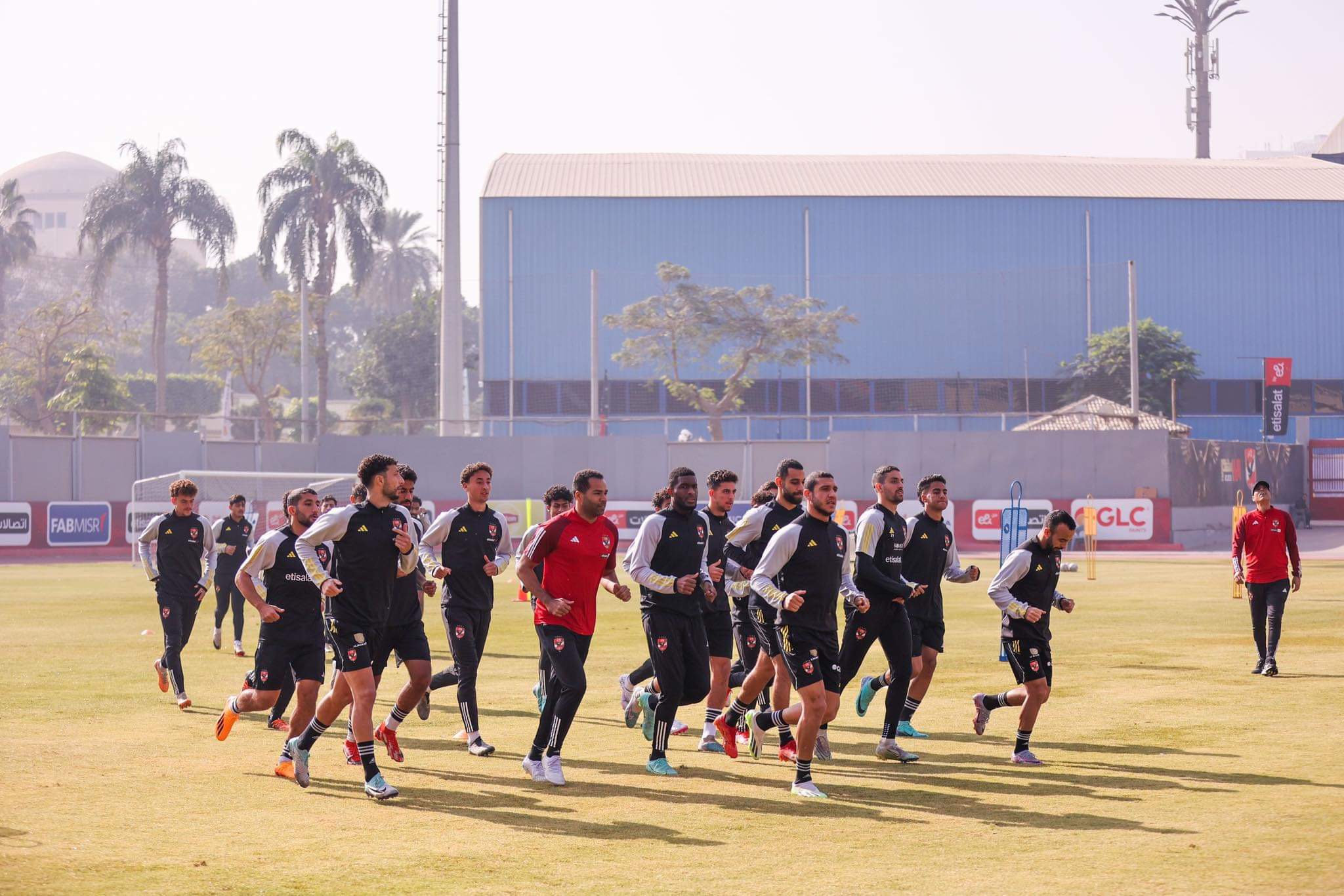 الأهلي يعلن غياب ثلاثي الفريق عن التدريبات
