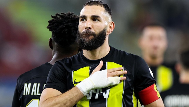 نجم آرسنال السابق يرفض التعاقد مع بنزيما.. "غير مفيد"