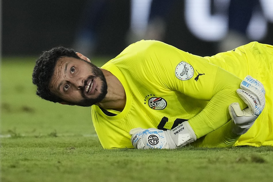 إعلامي يفجرها..الأهلي يضم حارس منتخب مصر حتي نهاية الموسم بديلا للشناوي