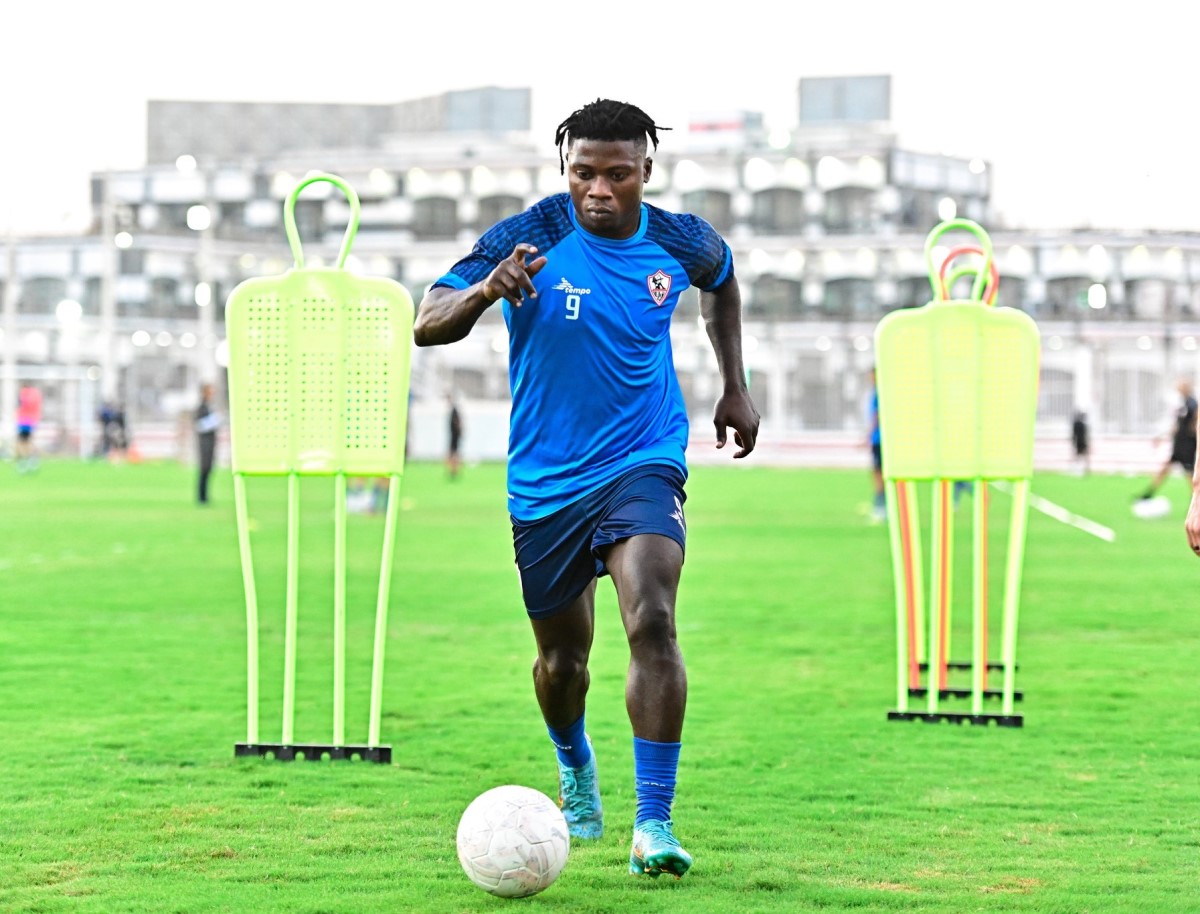 مفاجأة..الزمالك ينجح في إنهاء أزمة مستحقات أكينولا ويقترب من حل أزمة القيد