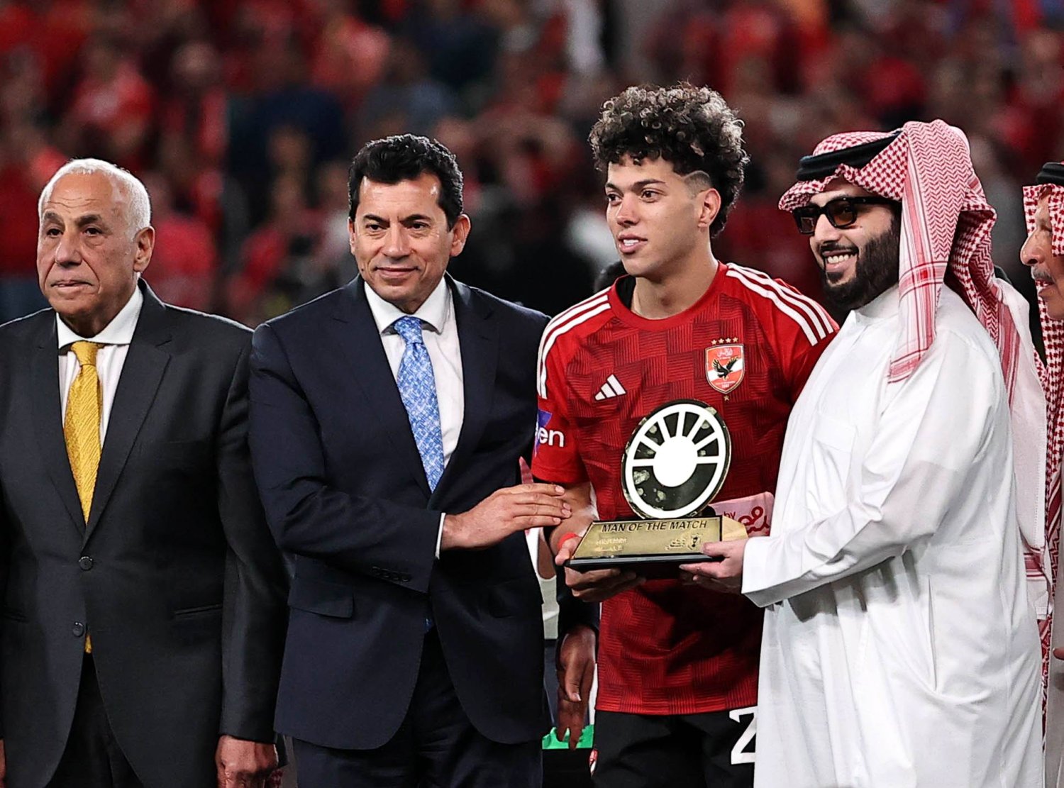 مصدر إعلامي يكشف حقيقة رفض إمام عاشور توزيع مكافأة نهائي كأس مصر على لاعبي الاهلي