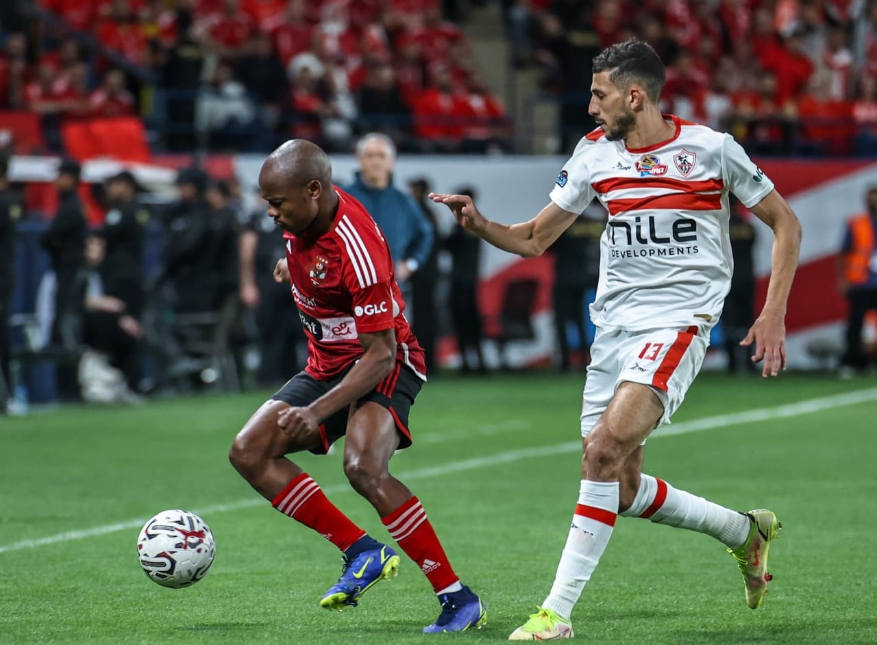 كشف الإعلامي محمد شبانة عن أزمة منتظرة بين الزمالك واتحاد الكرة بسبب النادي الاهلي، وذلك لرفض مسئولي الأبيض خوض مباريات الدوري المصري قبل أن يخوض الاهلي مبارياته المؤجلة. وقال شبانة في تصريحات إذاعية عبر راديو شعبي إف إم: “الزمالك سيخاطب اتحاد الكرة في هذا الأمر من باب تطبيق العدالة بين الفريقين، وهو ما قد يتسبب في أزمة بسبب جدول الدوري المضغوط خلال الفترة المقبلة. اقرأ أيضًا: موعد عودة زيزو وموقفه من مباراة فيوتشر ويحتل النادي الاهلي المركز الثالث عشر في جدول ترتيب الدوري المصري الممتاز برصيد 17 نقطة، جمعها الفريق من ثمان مباريات. ويحتل نادي الزمالك المركز الثالث عشر جدول ترتيب الدوري المصري الممتاز برصيد 15 نقطة، جمعها الفريق من 11 مباراة. ويواصل فريق الاهلي والزمالك استعداداتهما لخوض مباريات ربع نهائي دوري أبطال إفريقيا والكونفيدرالية الإفريقية. ويلتقي الاهلي نظيره سيمبا التنزاني يوم 29 مارس الجاري في ربع نهائي دوري أبطال إفريقيا، فيما يواجه الزمالك نظيره فيوتشر في ربع نهائي الكونفيدرالية الإفريقية يوم 31 مارس الجاري.