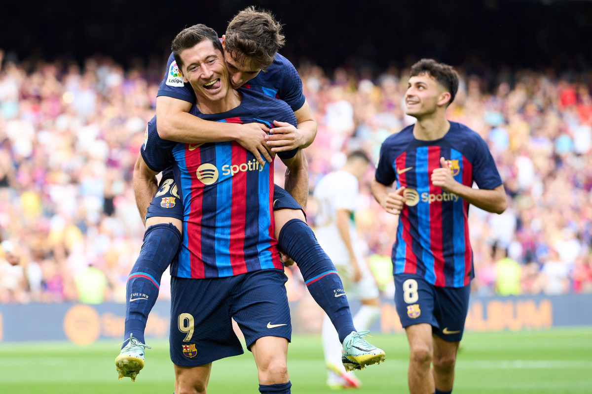 نجم برشلونة يكشف عن موقفه النهائي من الرحيل إلي الدوري السعودي