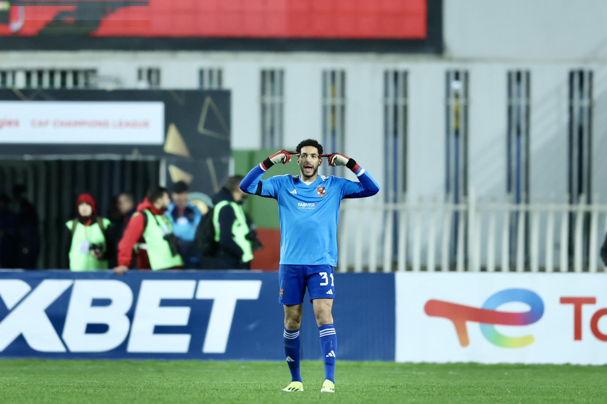 مصطفى شوبير يكشف حقيقة تسريب أخبار النادي الأهلي إلي والده